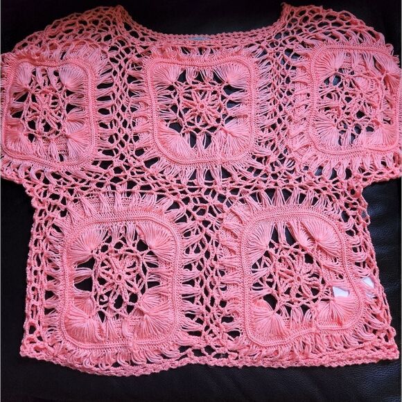 Maurices large CORAL knit top. Flower design in the center of squares. - Picture 1 of 5